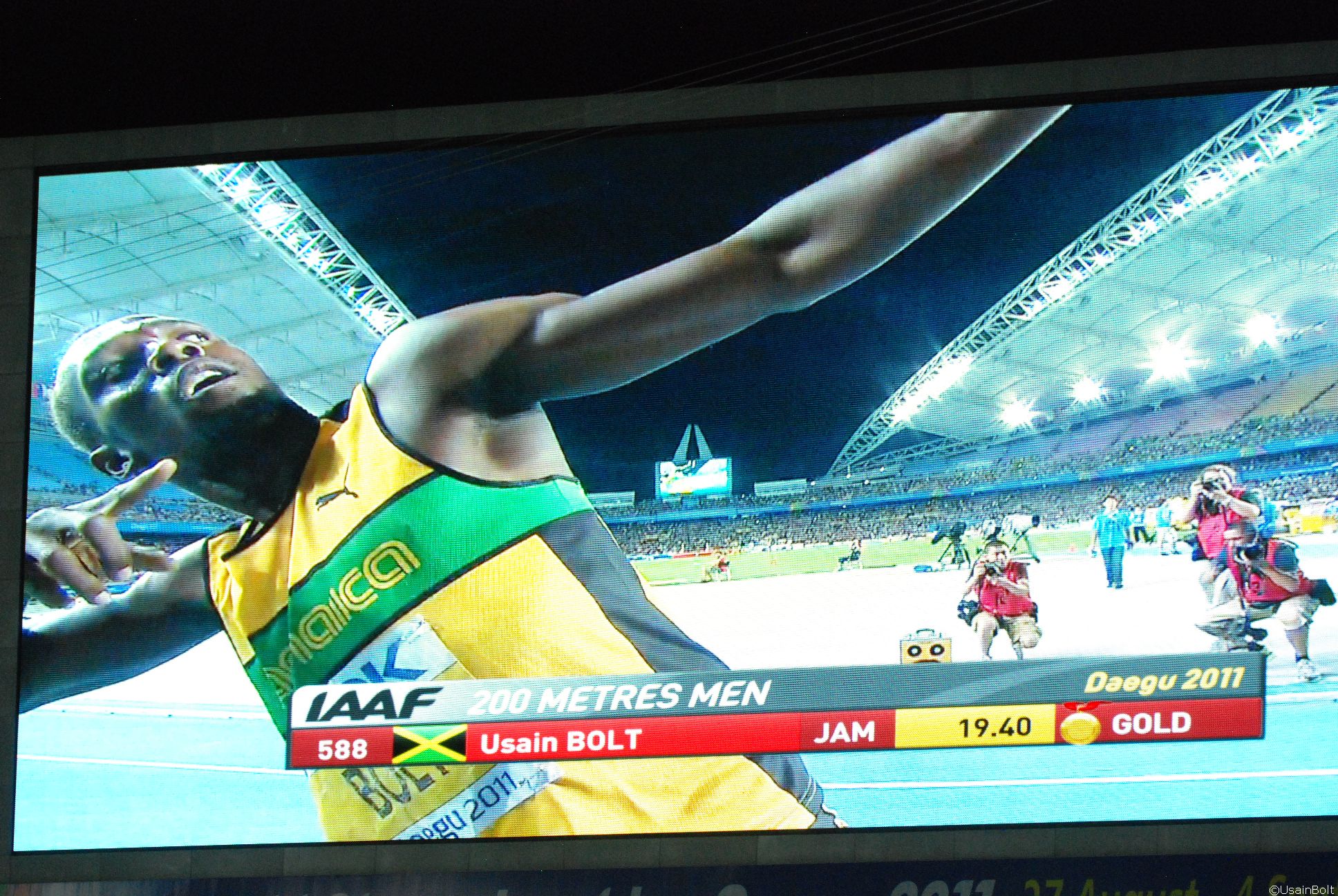 Bolt runs 19.40 in 200m